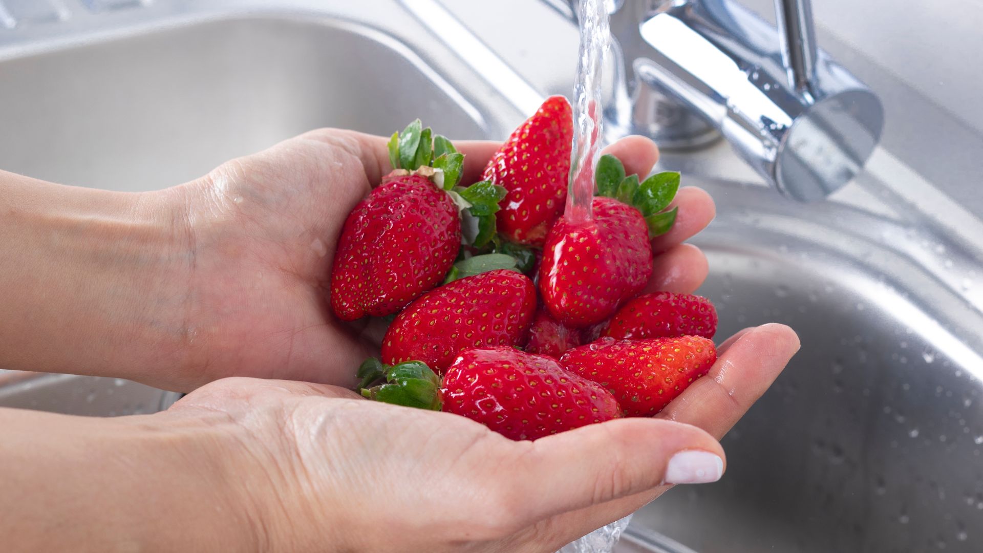 How to Clean Strawberries So They Last Longer
